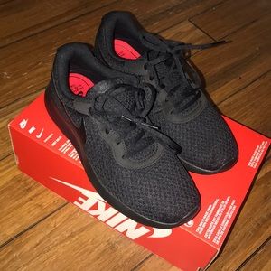 New! Nike tanjun shoes